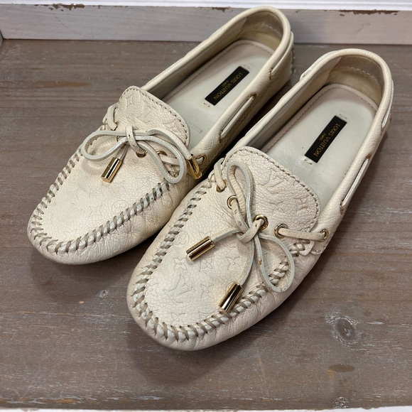 Auth Louis Vuitton Cream Monogram Embossed Leather Gloria Loafers Size 35 US 4.5 - Picture 1 of 12